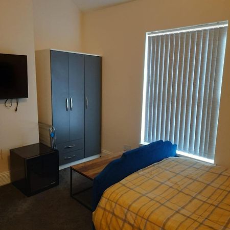 Lovely Bedroom With Shared Kitchen & Bathroom Free Parking Уолсал Екстериор снимка