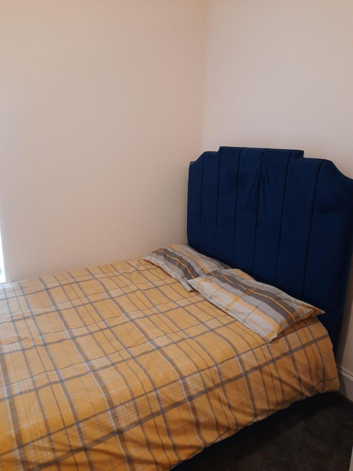 Lovely Bedroom With Shared Kitchen & Bathroom Free Parking Уолсал Екстериор снимка