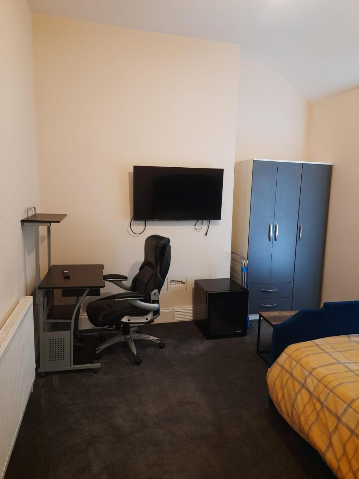 Lovely Bedroom With Shared Kitchen & Bathroom Free Parking Уолсал Екстериор снимка