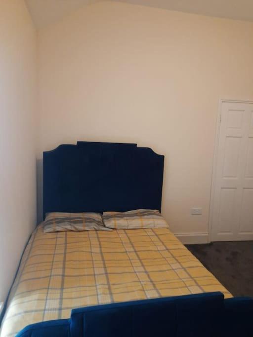 Lovely Bedroom With Shared Kitchen & Bathroom Free Parking Уолсал Екстериор снимка
