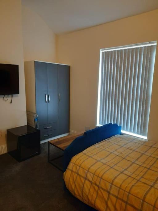 Lovely Bedroom With Shared Kitchen & Bathroom Free Parking Уолсал Екстериор снимка